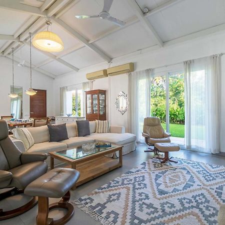 Hamptons Charm By Stayvista Luxury 5Br With Pool, Lawn & Table Tennis Alībāg Exterior foto